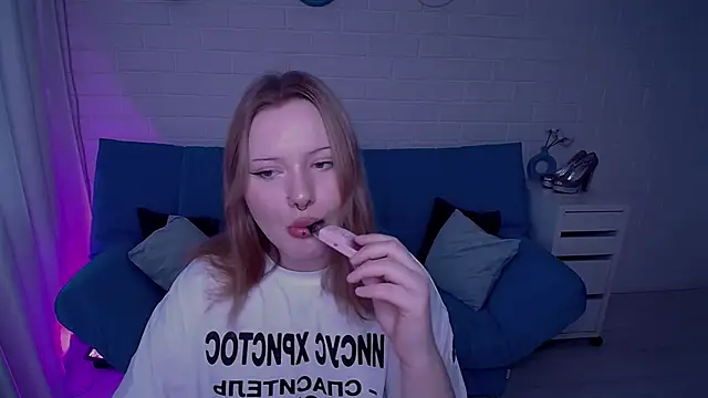 AuroraMour online show from October 2025 01:10:01 PM