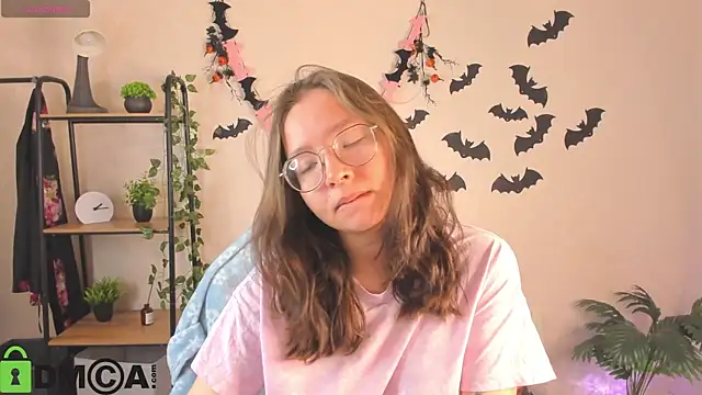 Nuura Moore online show from November 2025 12:46:02 AM