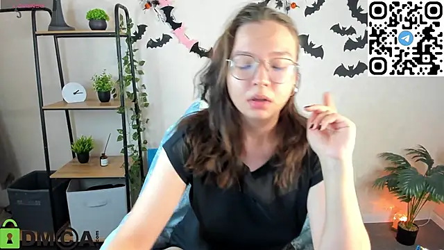 Nuura Moore online show from November 2025 01:06:02 AM