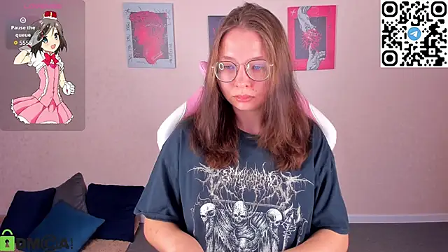 Nuura Moore online show from November 2025 01:06:01 AM