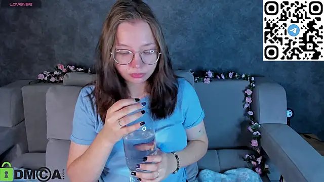 Nuura Moore online show from November 2025 01:04:01 AM