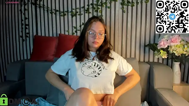 Nuura Moore online show from November 2025 01:05:02 AM