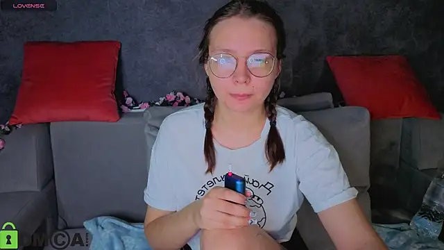 Nuura Moore online show from November 2025 01:08:02 AM