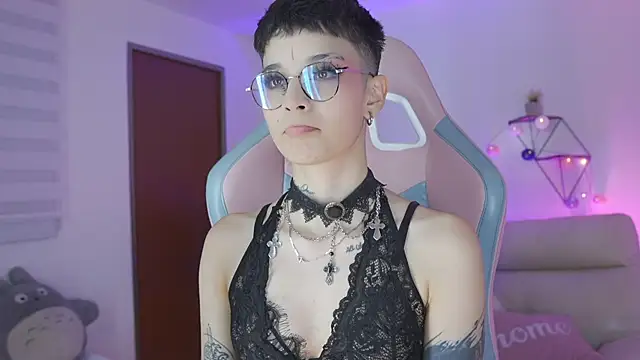 Giia Moretti  online show from November 2025 10:43:01 PM