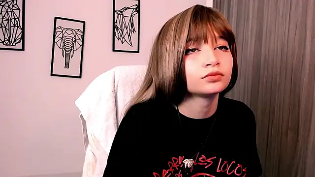 Snapshot of EmuOtori chatting on October 2025 03:13:01 PM EmuOtori online show from October 2025 03:13:01 PM