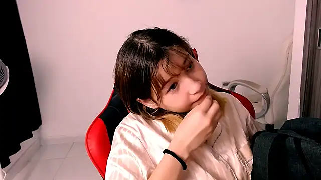 Snapshot of EmuOtori chatting on January 2026 12:20:02 PM EmuOtori online show from January 2026 12:20:02 PM