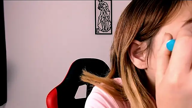 Snapshot of EmuOtori chatting on January 2026 12:29:01 PM EmuOtori online show from January 2026 12:29:01 PM