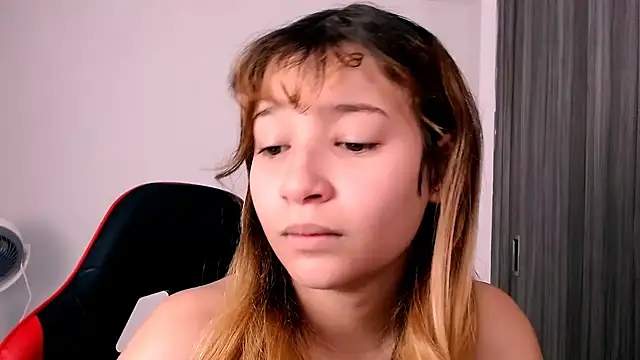 Snapshot of EmuOtori chatting on January 2026 12:08:02 PM EmuOtori online show from January 2026 12:08:02 PM