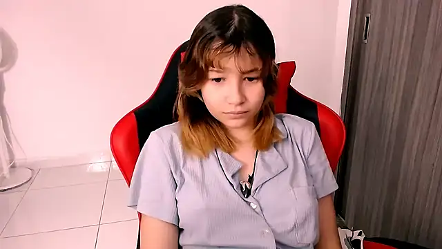 Snapshot of EmuOtori chatting on January 2026 12:18:02 PM EmuOtori online show from January 2026 12:18:02 PM