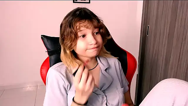 Snapshot of EmuOtori chatting on January 2026 12:44:02 PM EmuOtori online show from January 2026 12:44:02 PM