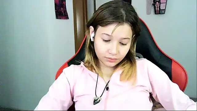 Snapshot of EmuOtori chatting on February 2026 12:15:02 PM EmuOtori online show from February 2026 12:15:02 PM