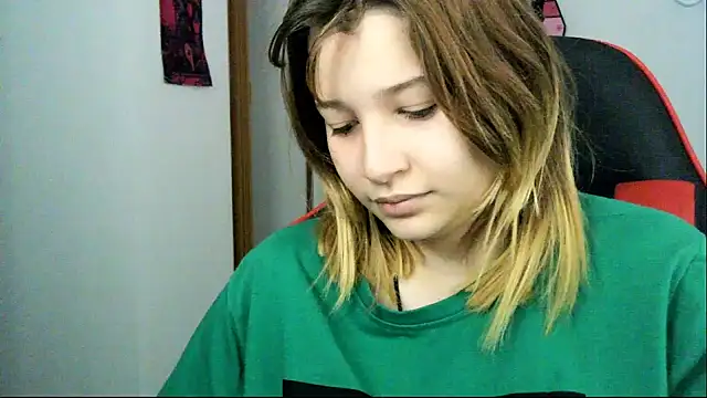 Snapshot of EmuOtori chatting on February 2026 12:15:01 PM EmuOtori online show from February 2026 12:15:01 PM