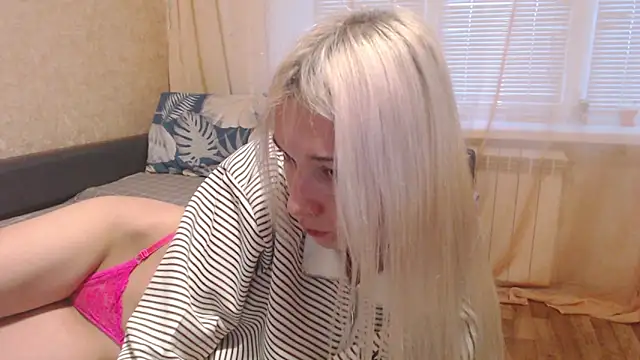 Snapshot of maybe_doll chatting on December 2025 12:53:02 PM maybe doll online show from December 2025 12:53:02 PM