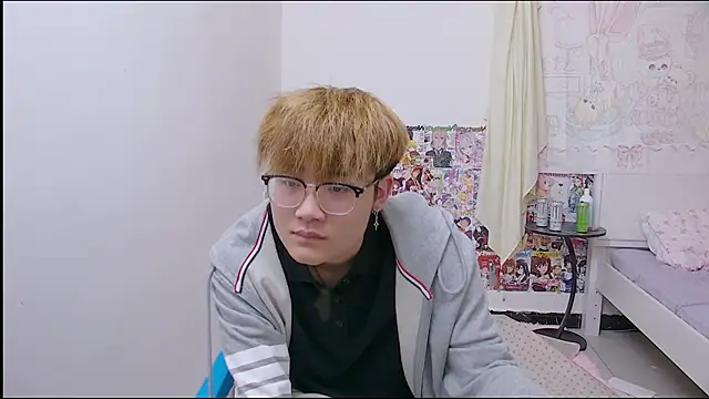KK-cuteboy online show from April 2026 07:45:01 AM