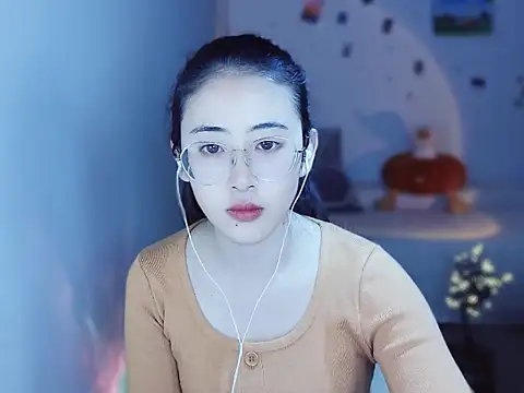 Snapshot of Queena_ chatting on December 2025 07:03:01 AM Queena online show from December 2025 07:03:01 AM