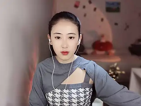 Snapshot of Queena_ chatting on December 2025 01:23:02 AM Queena online show from December 2025 01:23:02 AM