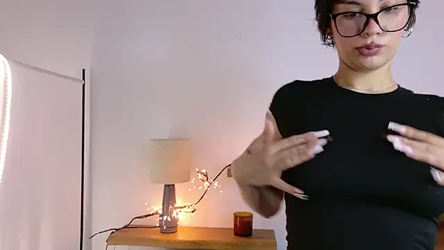 LoraShines online show from November 2025 07:46:02 AM