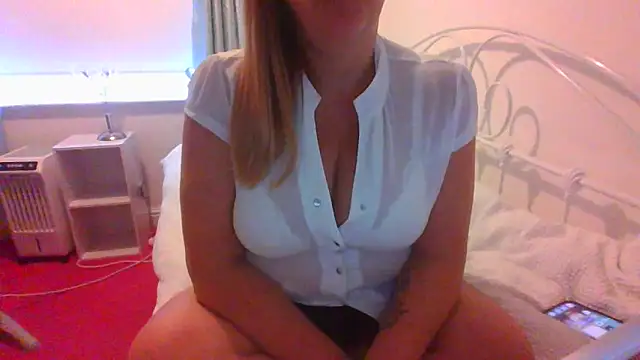 Snapshot of BbwGreenEyes69_ chatting on October 2025 08:01:01 AM BbwGreenEyes69  online show from October 2025 08:01:01 AM