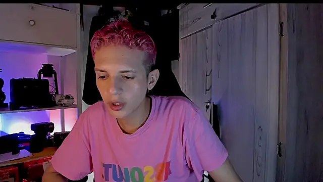 tylernova online show from November 2025 04:00:02 AM