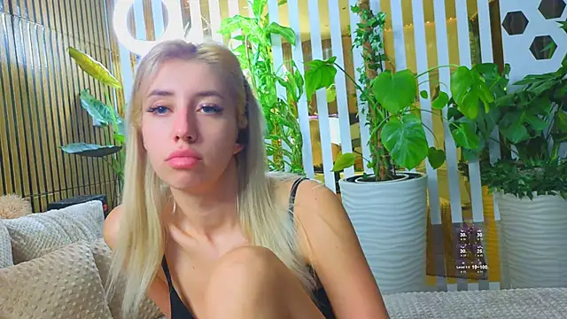 Snapshot of Violetttttta chatting on October 2025 02:45:01 AM Violetttttta online show from October 2025 02:45:01 AM