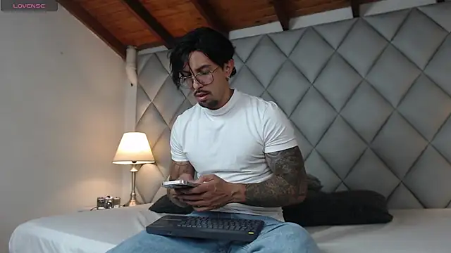 Liam Espinoza online show from October 2025 07:47:01 PM