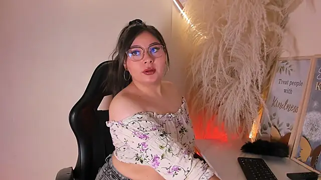 ZeleneJones online show from October 2025 12:06:01 PM
