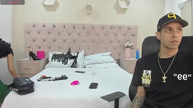 DerryAndIzzy online show from May 2026 05:25:01 AM
