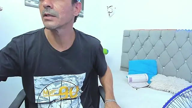 Sofi And Santy online show from November 2025 12:10:02 AM