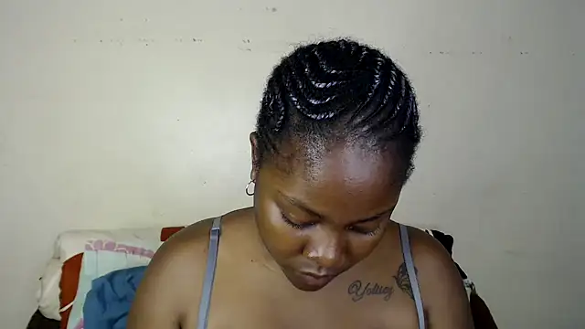 Yolaqueen04 online show from October 2025 05:04:02 PM