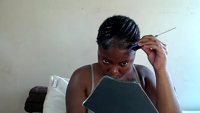 Yolaqueen04 online show from November 2025 10:47:02 AM