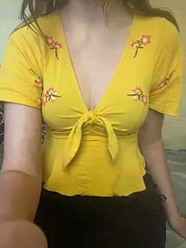 Snapshot of KittieCreme chatting on November 2025 10:24:01 AM KittieCreme online show from November 2025 10:24:01 AM