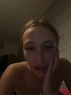 Snapshot of PoppyBabeMae chatting on October 2025 07:32:01 PM PoppyBabeMae online show from October 2025 07:32:01 PM