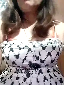 YiyinLy online show from February 2026 12:41:02 PM