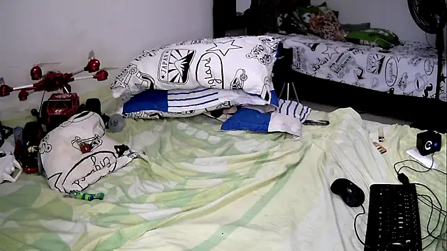 Snapshot of AXionX chatting on November 2025 03:01:02 PM AXionX online show from November 2025 03:01:02 PM