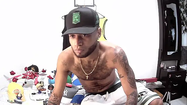 Snapshot of AXionX chatting on November 2025 10:48:02 AM AXionX online show from November 2025 10:48:02 AM