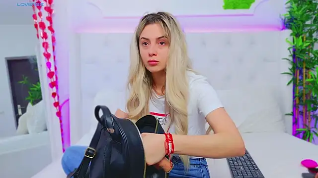 Snapshot of AriannaSins chatting on March 2025 06:21:02 AM AriannaSins online show from March 2025 06:21:02 AM