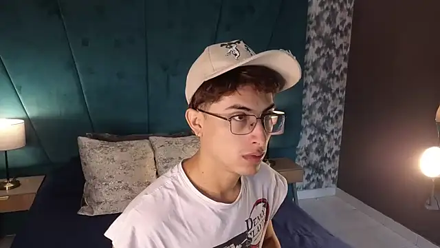 Snapshot of Aaron_Eze chatting on June 2026 12:47:02 PM Aaron Eze online show from June 2026 12:47:02 PM