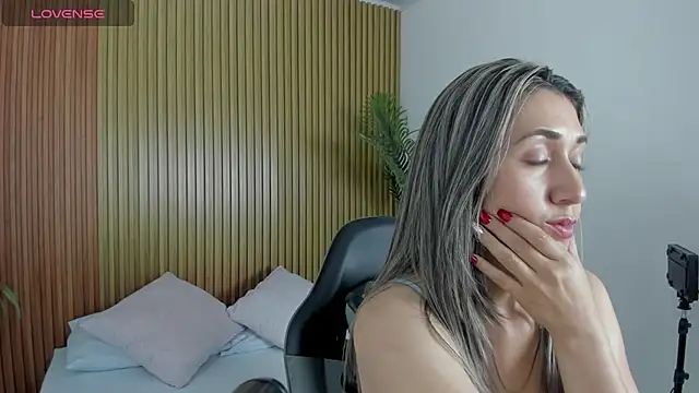 karlyy  online show from November 2025 02:12:02 AM