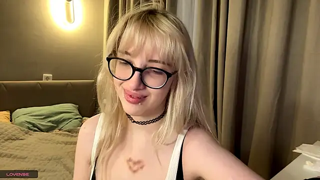 Milkmoriee online show from November 2025 03:30:02 PM