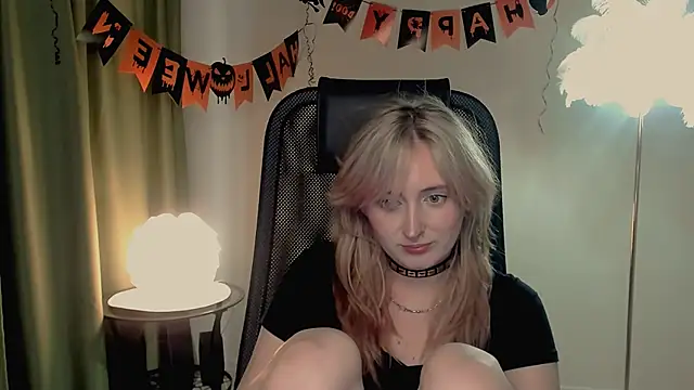 Snapshot of ScarlettScril chatting on November 2025 06:37:02 AM ScarlettScril online show from November 2025 06:37:02 AM