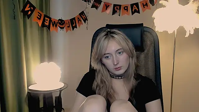 Snapshot of ScarlettScril chatting on November 2025 07:00:01 AM ScarlettScril online show from November 2025 07:00:01 AM