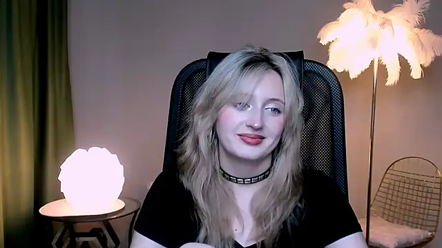 Snapshot of ScarlettScril chatting on November 2025 11:18:02 AM ScarlettScril online show from November 2025 11:18:02 AM