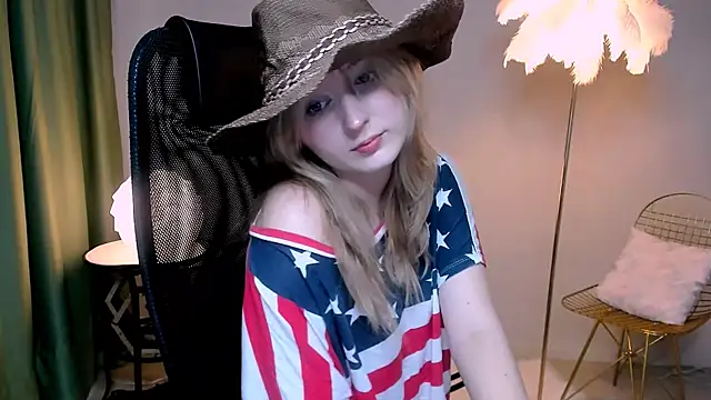 Snapshot of ScarlettScril chatting on November 2025 09:41:02 AM ScarlettScril online show from November 2025 09:41:02 AM