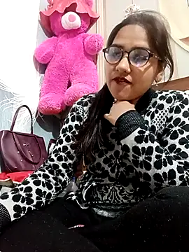 Vanshika1432 online show from November 2025 04:07:02 PM