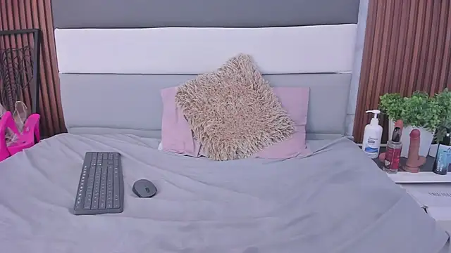 TAYLORMEYER1 online show from November 2025 03:59:01 PM