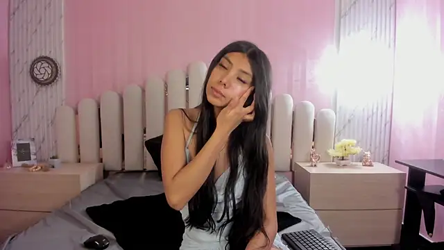 Isabella Marsh online show from December 2025 12:32:01 PM