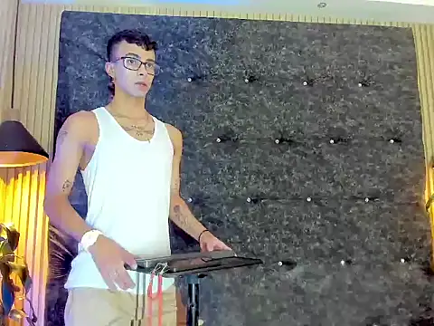 the fenix boy online show from October 2025 07:56:02 PM