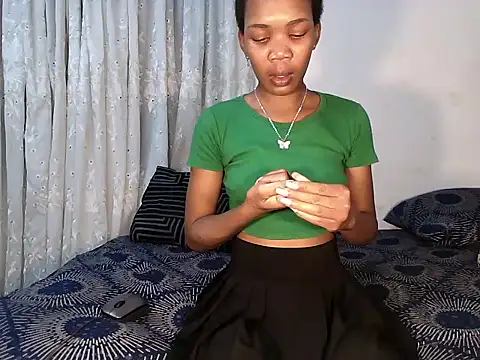 MinnieBee101 online show from February 2026 09:40:02 PM