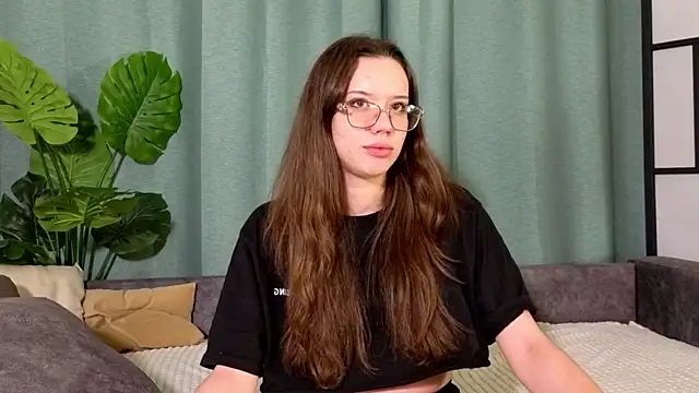 FabiolaCowing online show from November 2025 06:29:01 PM