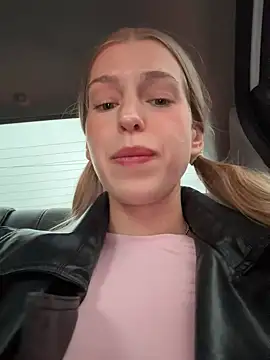 kira mia online show from April 2026 04:23:02 PM